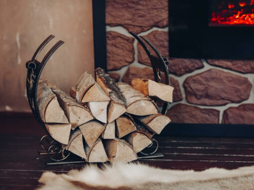 Bûches de bois pour cheminée et poêle Bûches de bois de chauffage rangées près d’une cheminée, pour un foyer chaleureux et durable