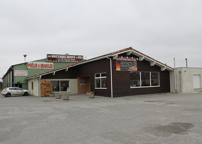 Magasin bois de chauffage Saint-Gaudens Façade du magasin ETS Bottarel Hervé & Fils à Saint-Gaudens, vente de bois de chauffage, granulés et poêles