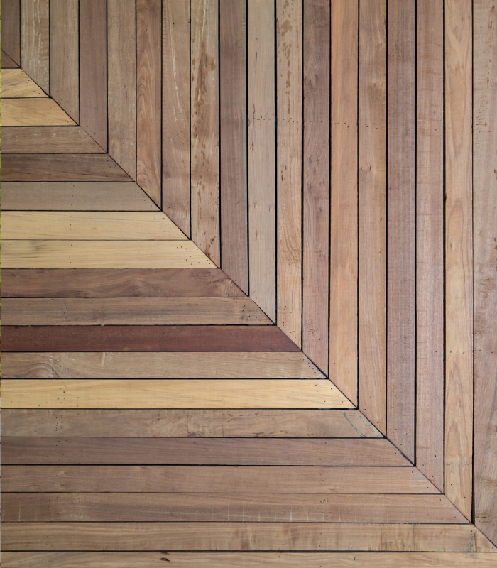 Détail de lames de terrasse bois posées en motif chevrons, finition soignée pour extérieur